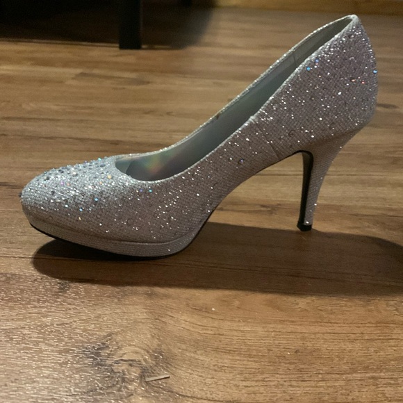Silver Slipper Heels! Rock these heels at the next party! - Picture 3 of 6